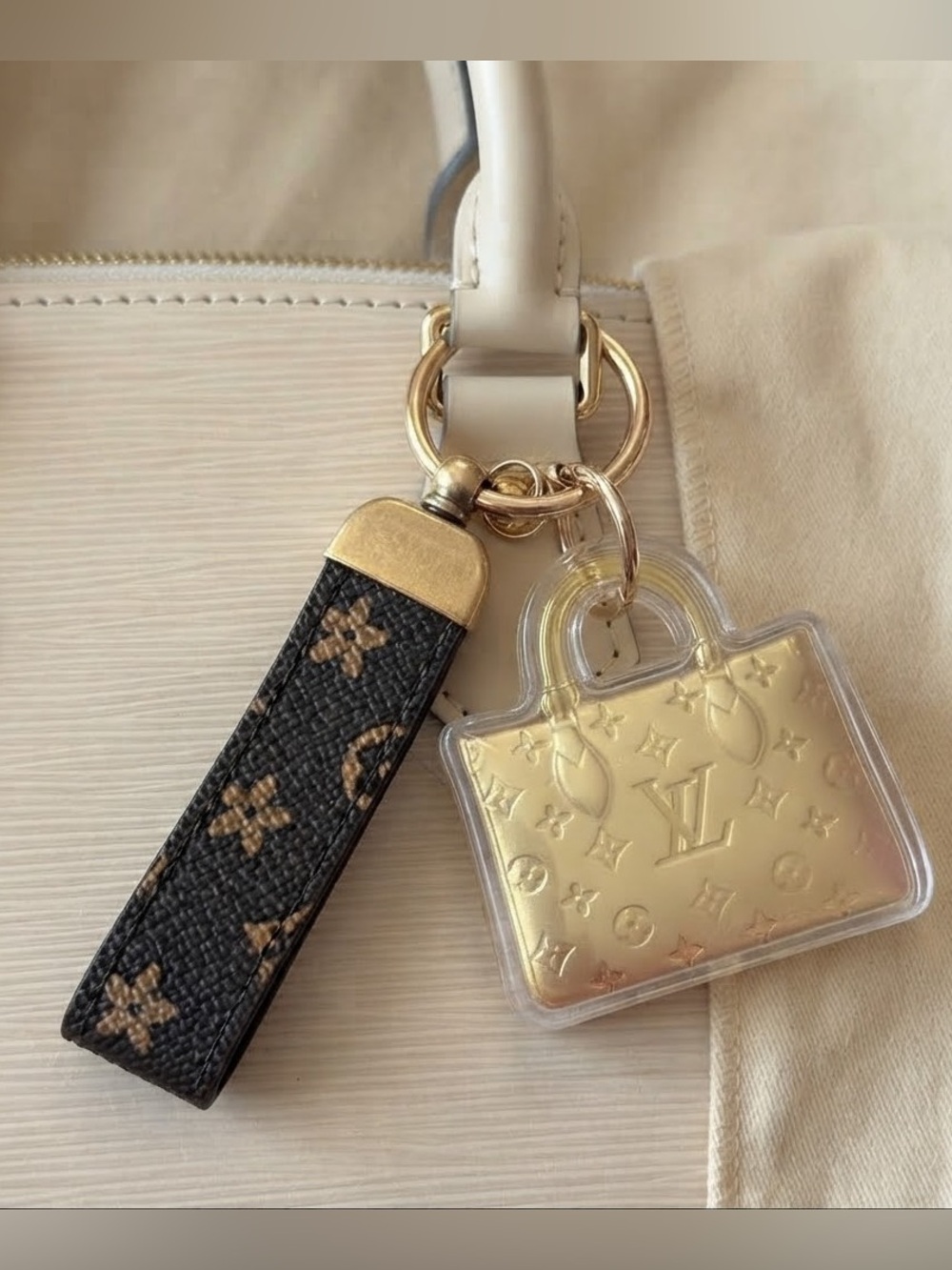 Louis Vuitton Monogram
Bag Keychain/Charm w/ Dust
Bag & Tool for dismantling EUC